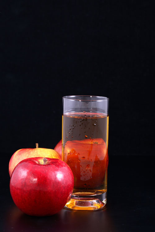 苹果与玻璃杯