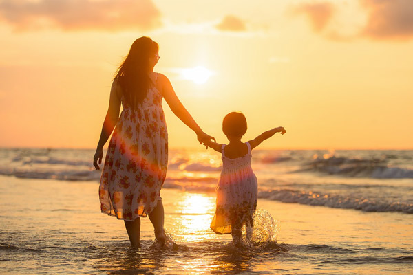 海滩母女人物,母女,人物,母亲,女儿,海滩,孩子,儿童,傍晚,女孩,沙滩