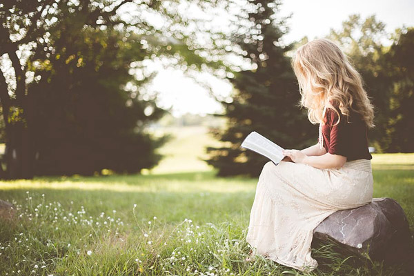 人物情感所需点数: 0 点关键词:坐在石头上看书的女孩,女人,坐在,看书