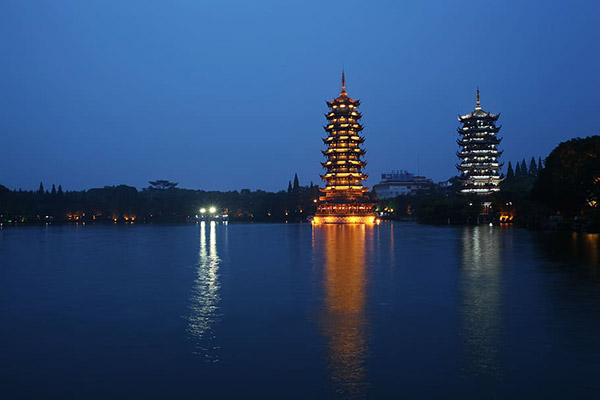 桂林双塔图片