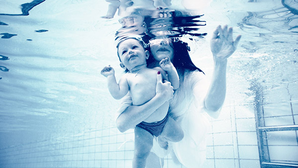 水下婴儿和妈妈