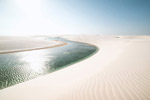 沙漠中的河流图片
